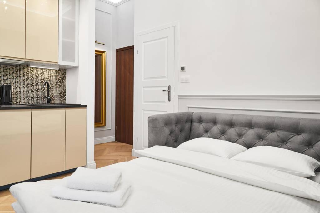 Househost I: Studencka Street Apartment